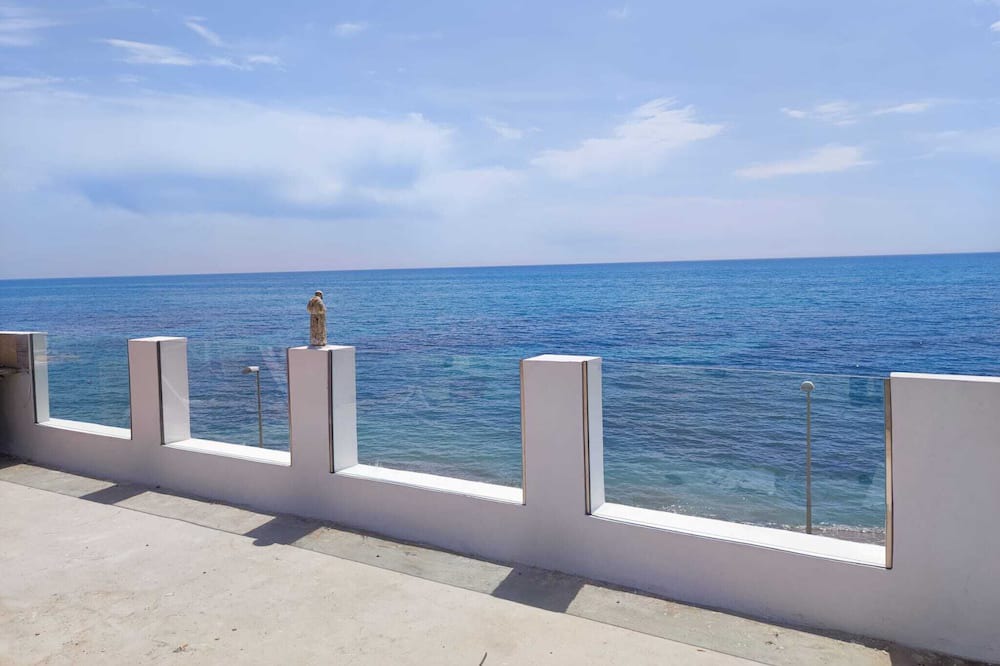 Seccagrande Apartment | "Apartment for 4-5 people" with terrace by the sea, barbecue, deck chairs