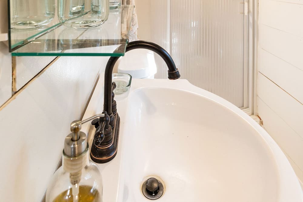 Crawford House | The C5 Ranch Guest House minutes from Magnolia and Baylor with pool and hottub