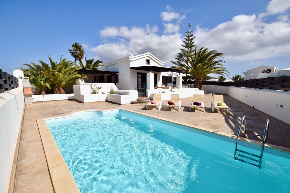 Montana Roja Villa | Beautiful villa & Private pool & Free wifi& parking & BBC international channels