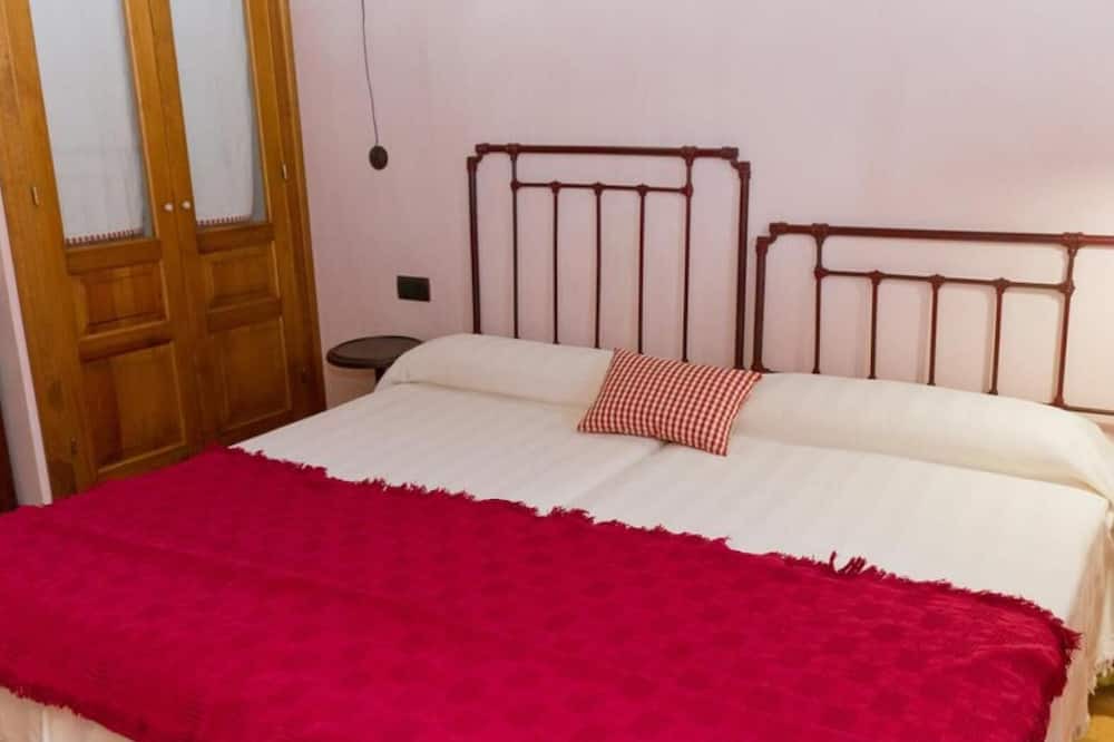 Otero de Herreros House | Rural House 'La Chatarrería De Ferreros' with Mountain View, Private Terrace and Wi-Fi