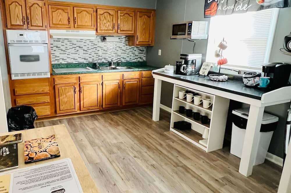 Stafford House | Ellis House Trail Lodging Sleeps 16