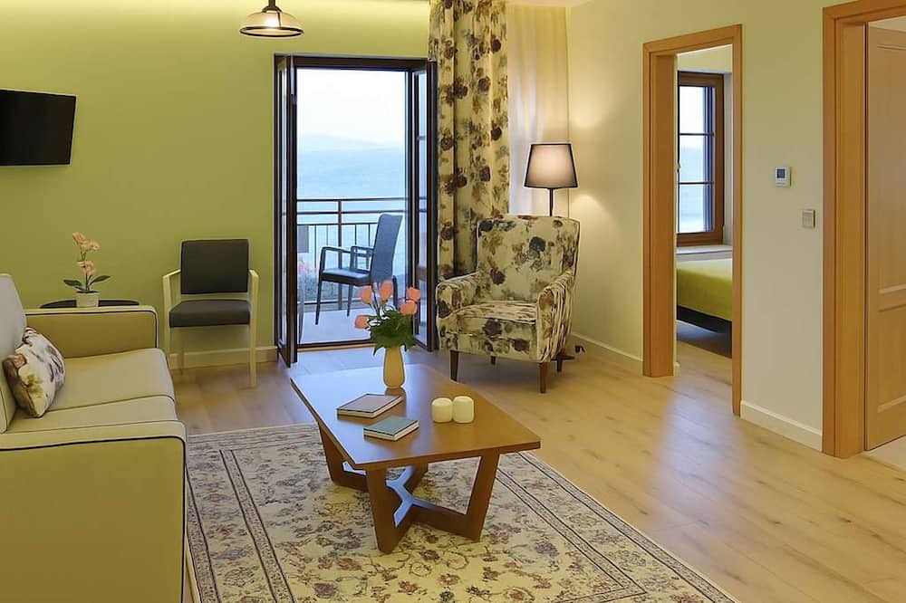 Ligiades Apartment | Arktos Hotel Deluxe Suite With Lake View