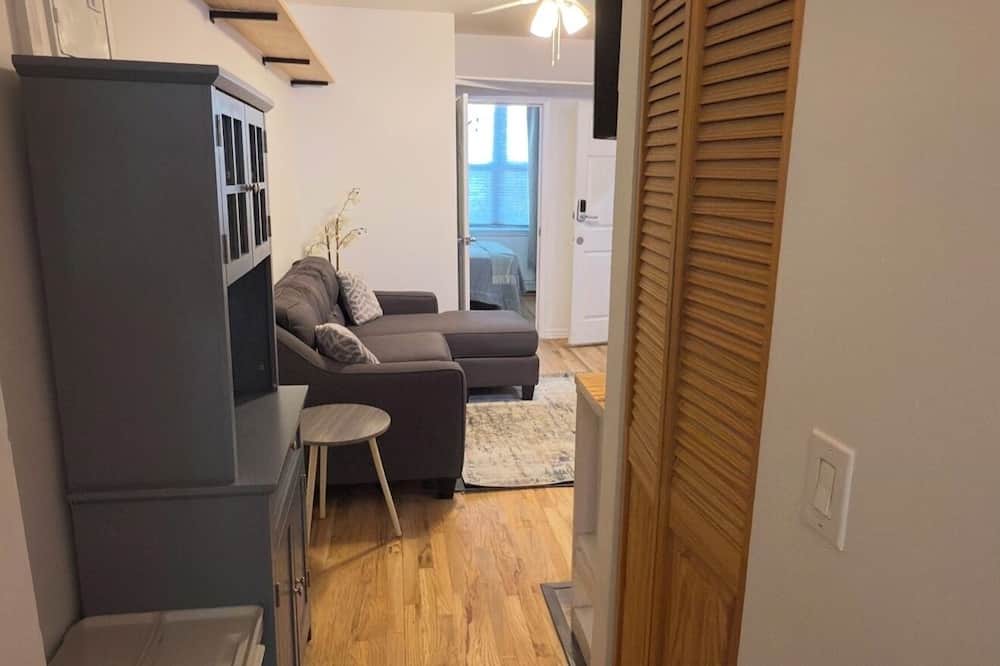 Gowanus Apartment | Enjoyable 2-bedroom apartment in Brooklyn with WiFi and Backyard.