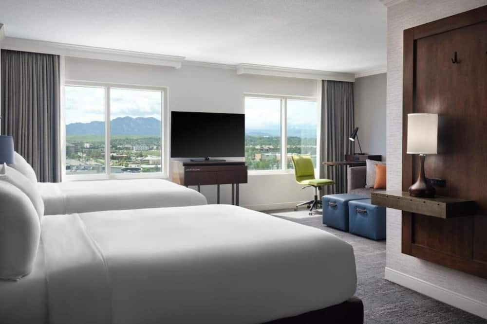 Broomfield House | Fully renovated all-suite hotel with views of the Flatirons