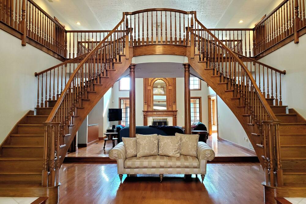 Miamisburg House | Spacious & Serene 7-bedroom house - The Perfect Family Getaway