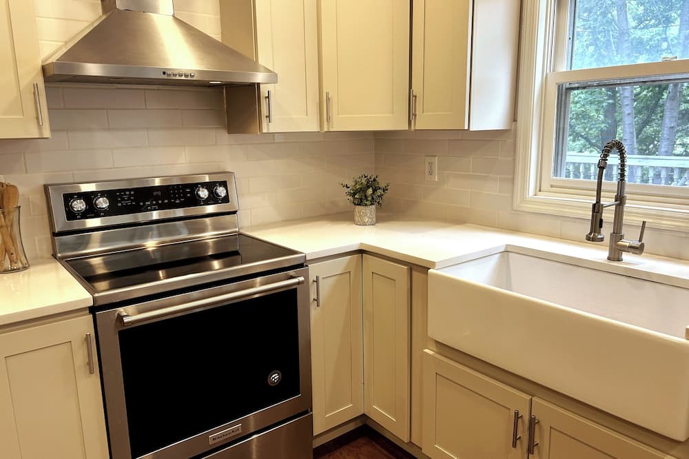 Overland Park House | KC Spacious Relaxation: 6bdrm 3.5bath 2800 sqft