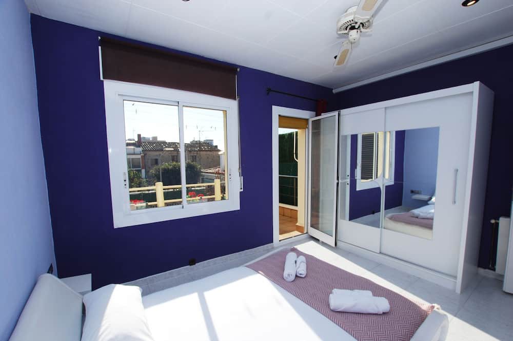 Premia de Mar House | Sant Jordi - House Near Train Station and Beach