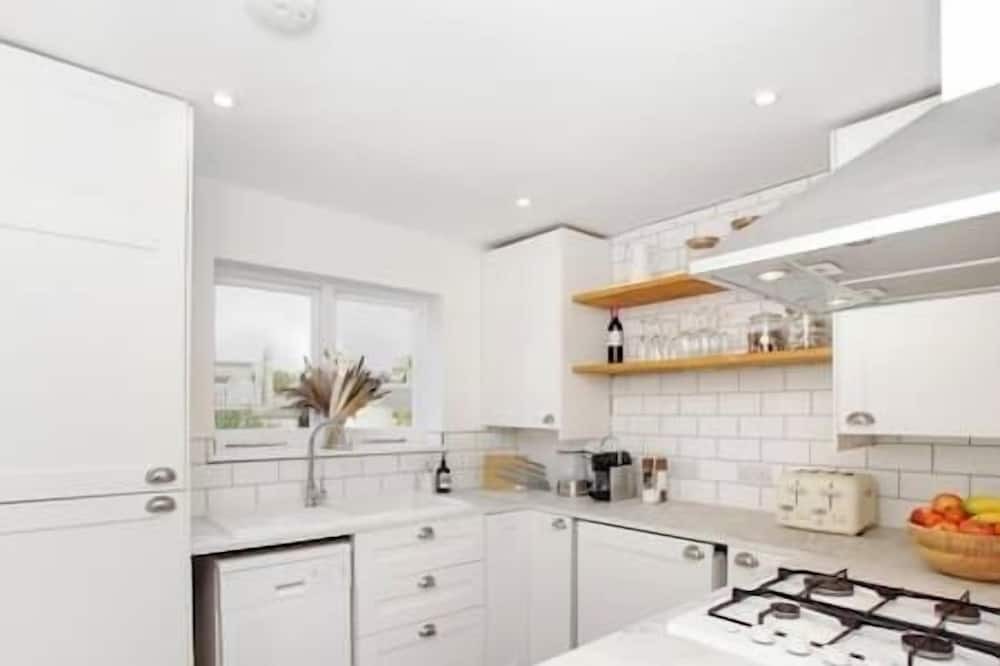 Mile End Apartment | Bright, stylish & cosy 3-Bed Flat near Mile End