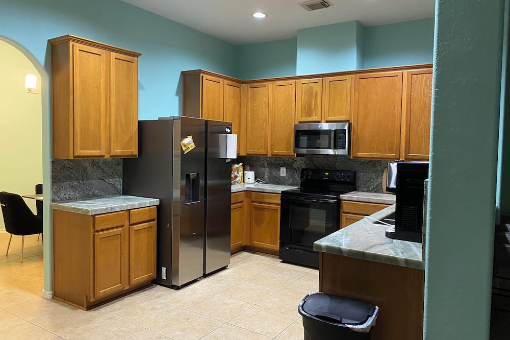 Houston House | Pet friendly lovely house room 3 shared bathroom