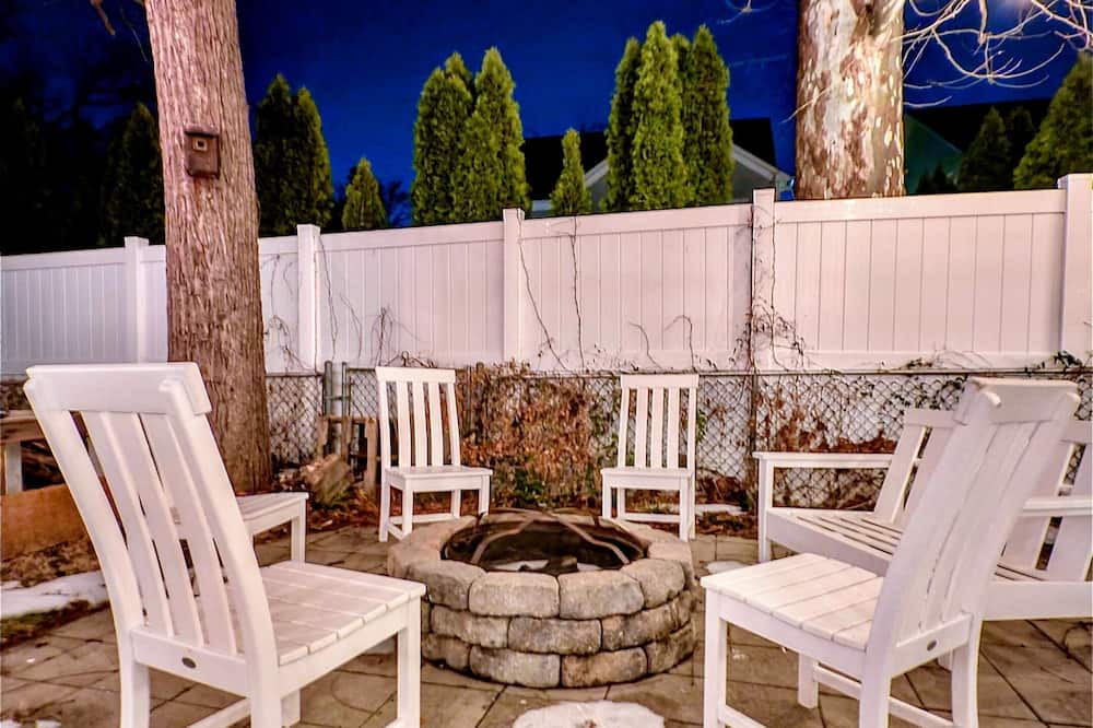 Bluemont House | Chic Stay With Jacuzzi, Firepit, Board Games in Central Ballston/DC area