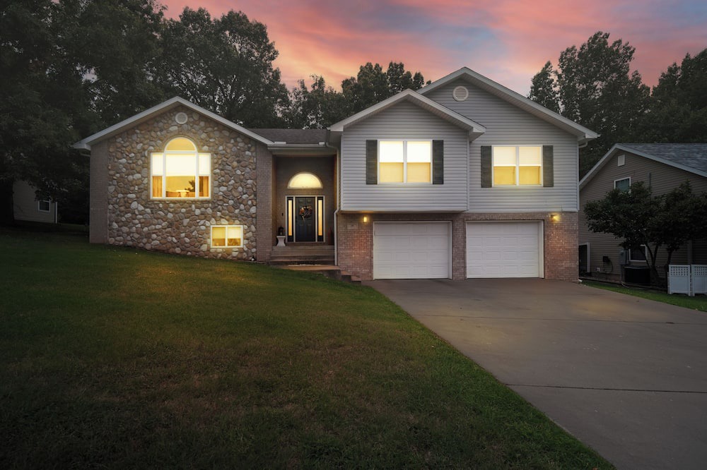 Neosho House | Spacious charming 5-bedroom 3 bath house in Neosho with game area