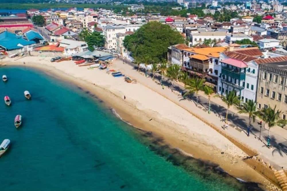 Stone Town Apartment | Rustic 2-bedroom, 2 bathroom apartment in the heart Stonetown Zanzibar. WiFi, AC
