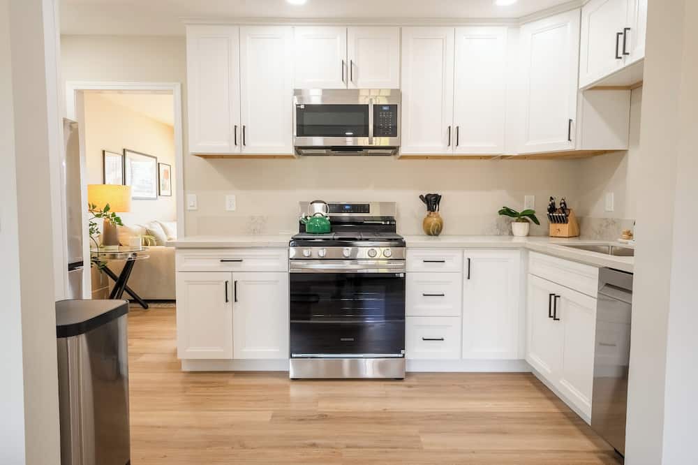 Bay Ho House | Charming central 3-bedroom house in sunny San Diego with yard and fire pit