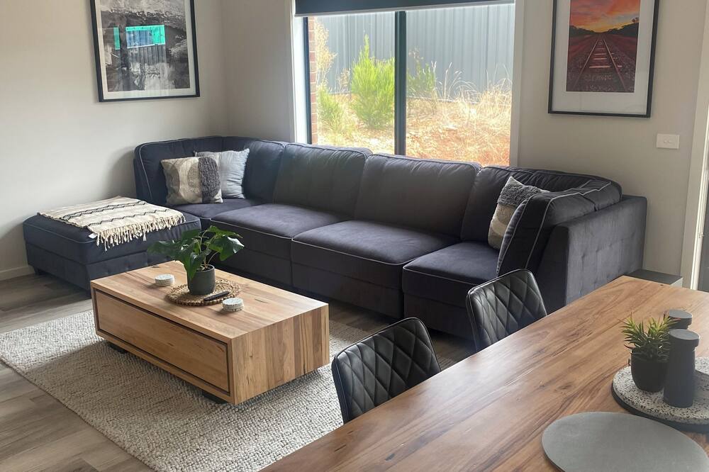 Maryborough House | Wattle City Stays… Modern home in Maryborough