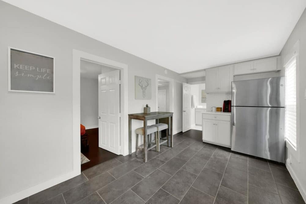 Washington Ave./ Memorial Park House | All You Need - Central! Gated 1bed/1bath/Parking!