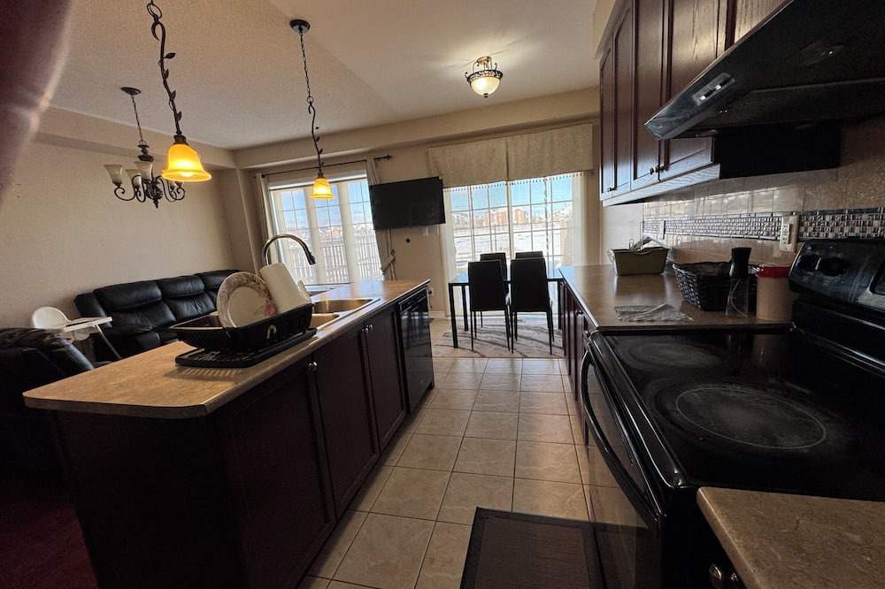 Halton Regional Municipality House | Cozy & Fully Furnished 3-Bedroom Home – Perfect for Short Stays!
