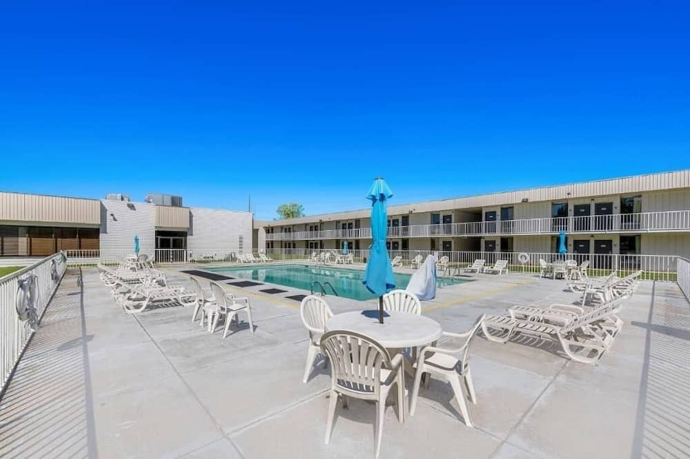 Hamilton House | Your Budget-Friendly Room with Pool and Free Breakfast | 2 Rooms