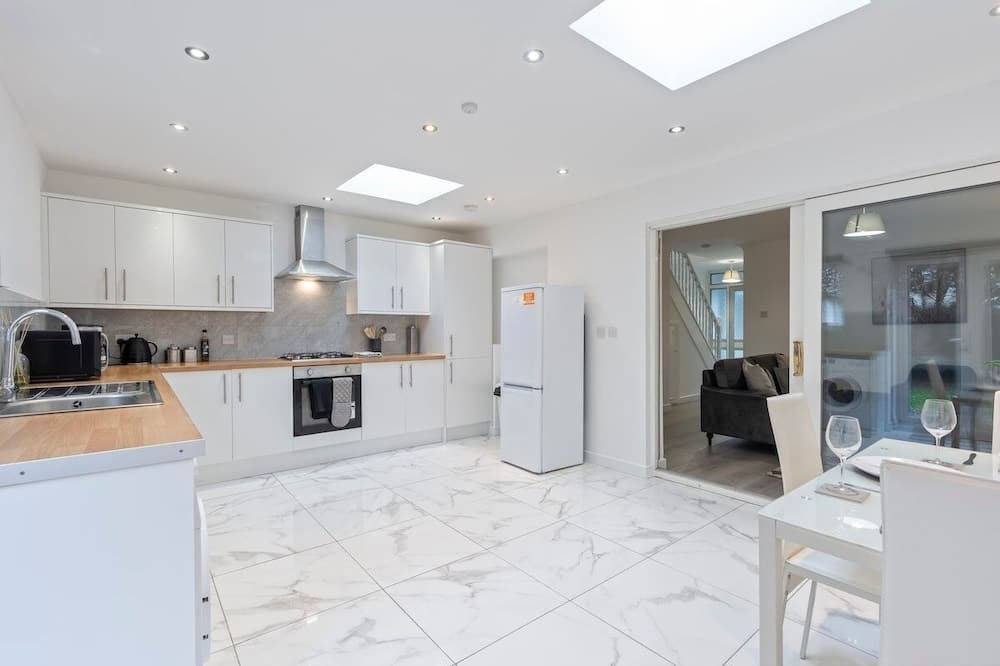 Little Holland House | Elegant 3 Bed Haven in Dartford