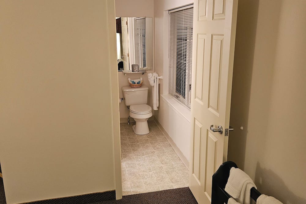 Valley Forge House | Charming 1-bedroom hotel with AC and WiFi in delightful Phoenixville