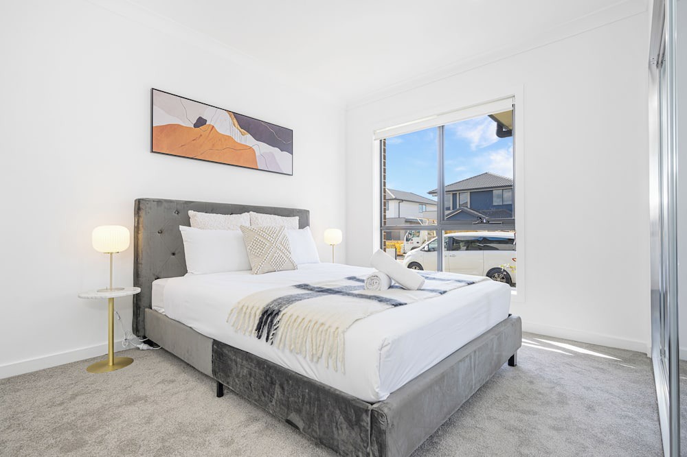 Leppington House | Leppington 5Br house near Woolworths/Tran station