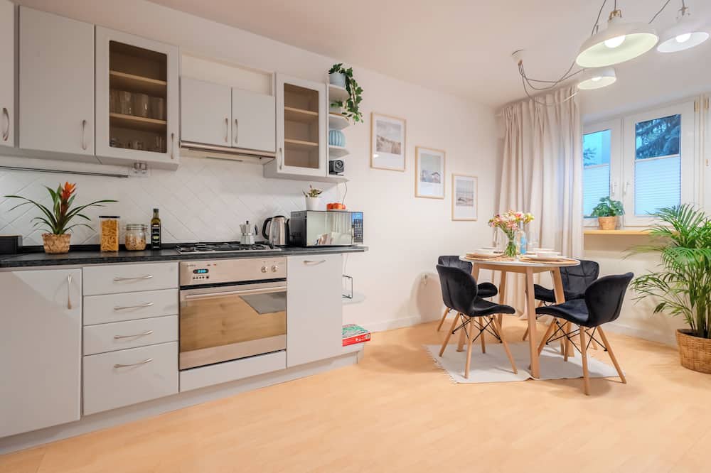 Rakowiec Apartment | Charming Apartment Near Chopin Airport with Private Home Theater!