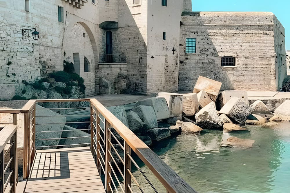 Giovinazzo Apartment | Apartment 'Ange24, City Center' with Wi-Fi and Air Conditioning
