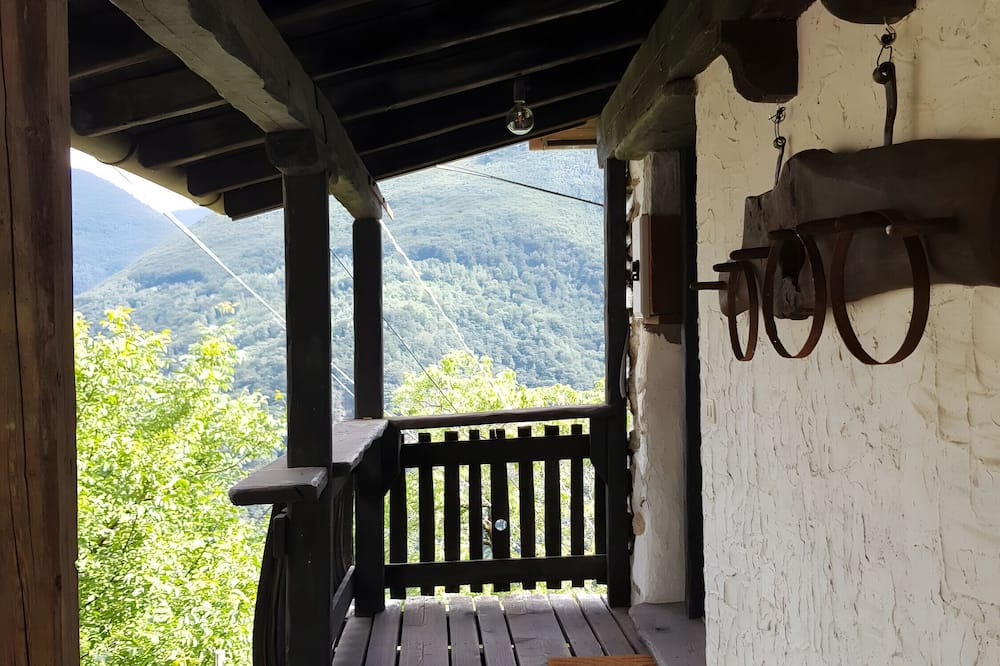 Lunecco House | Holiday Home 'Casa Grande' with Private Garden, Balcony and Wi-Fi