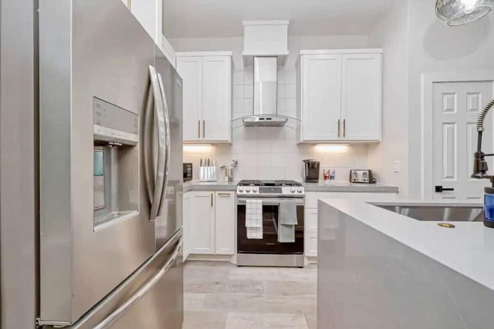 Greater East End House | Stylish Eado Haven: City Charm, Modern Comfort