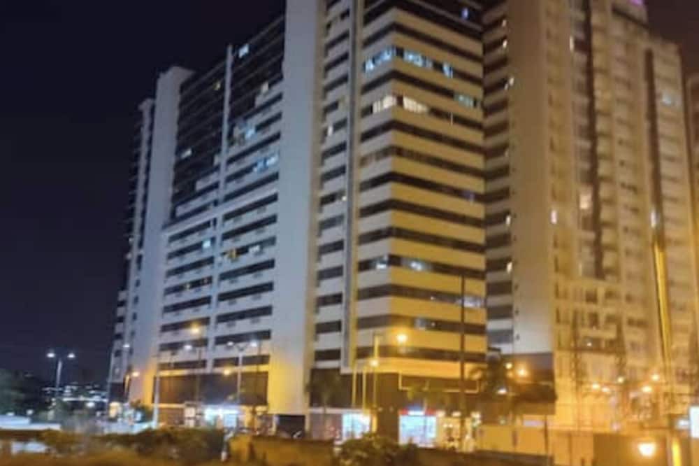 Guayaquil Apartment | Puerto Santa Ana, Cama King, Parqueo