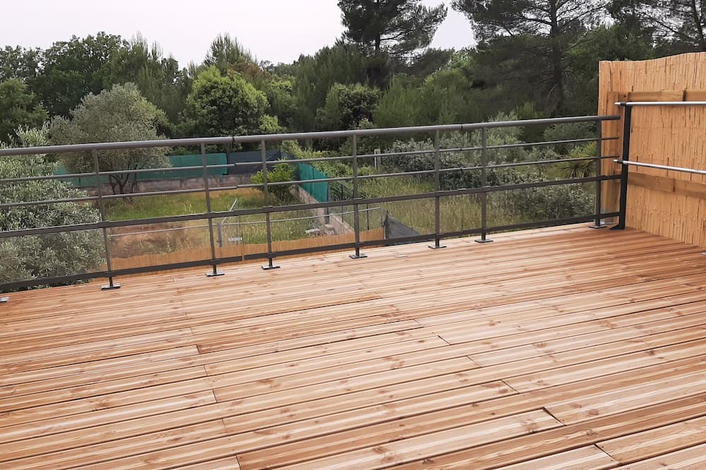 Regusse Apartment | In a private estate, large studio with terrace