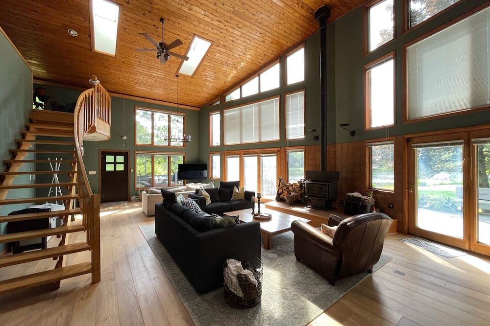 White Mills Cabin | Private lake 4bd/4ba cabin on 36 acres in northern Poconos