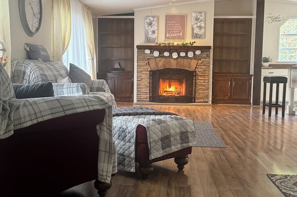 Montgomery House | Spacious house with an open floor plan. Family friendly. Serene back yard.