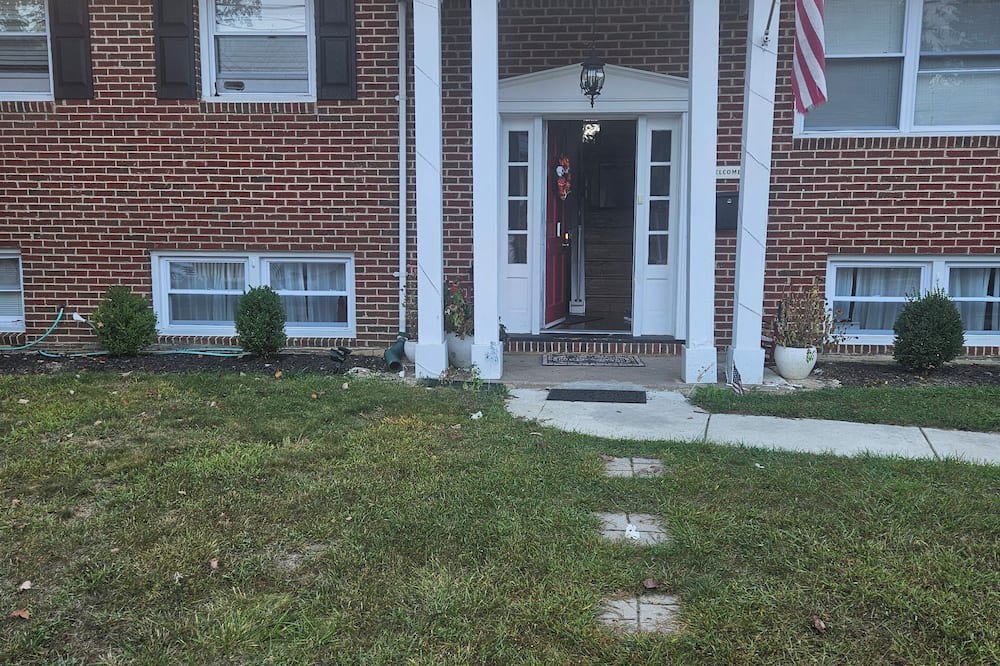 Lindenwold House | Charming bedroom with WiFi and AC in Somerdale next to transportation to Philly