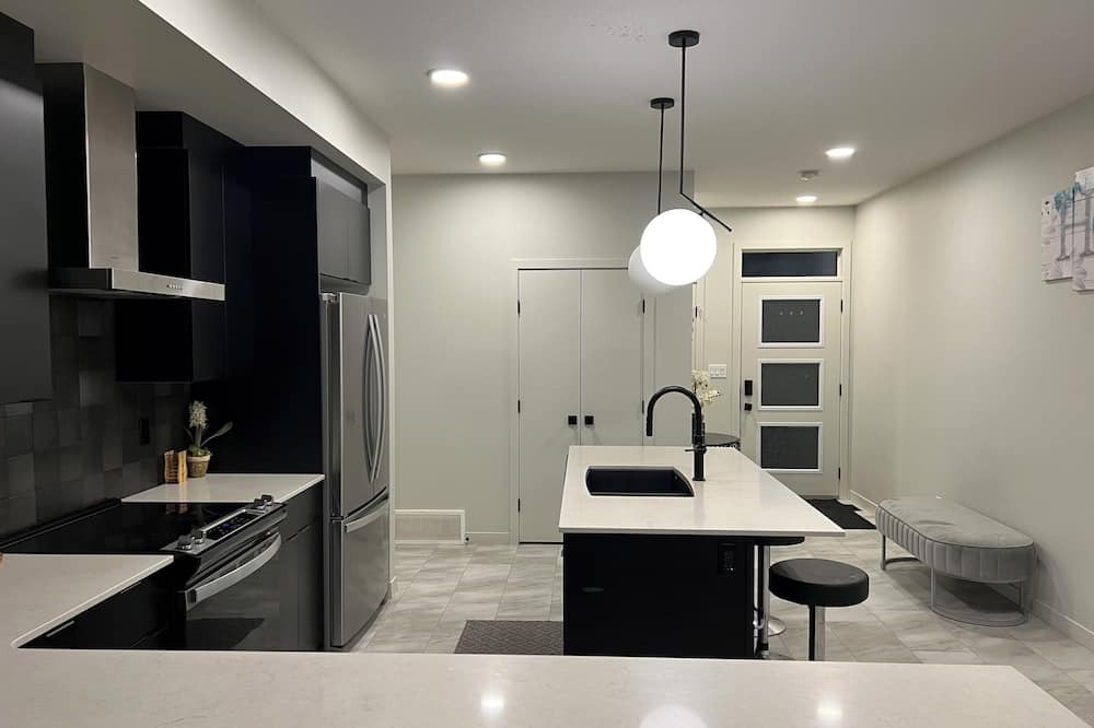 Southwest Edmonton House | Windermere Oasis: Modern Comforts in a Serene Setting