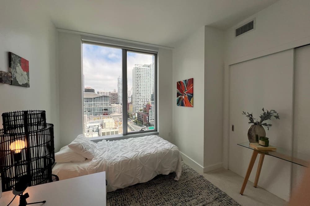 Financial District Apartment | Modern High-Rise Retreat with Stunning Views in the Tech Heart of San Francisco