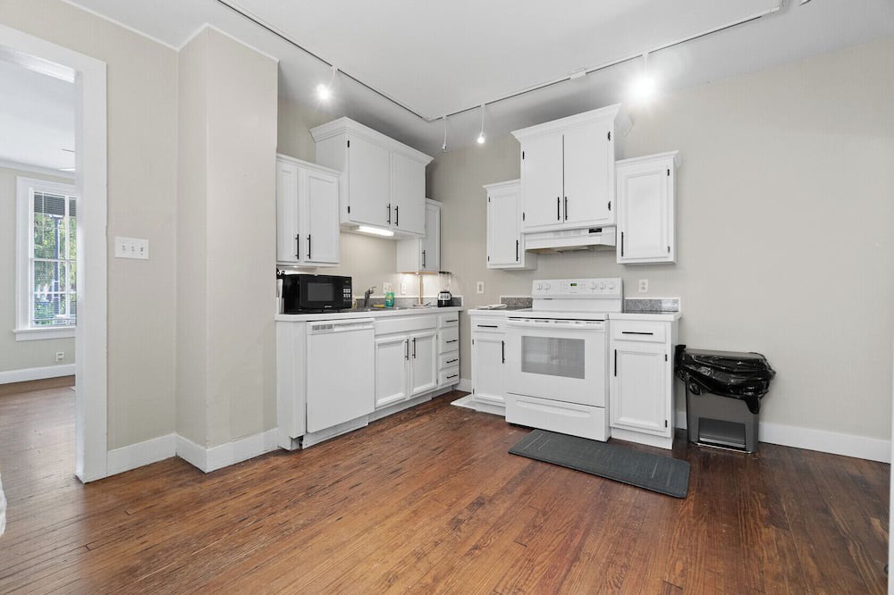 West Central House | Walkable to Downtown! Home for 7!