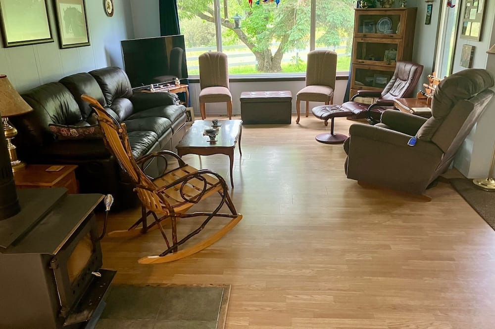 Ponoka County House | Grammie's House by Pigeon Lake, enjoy the peace & quiet minutes from the lake.