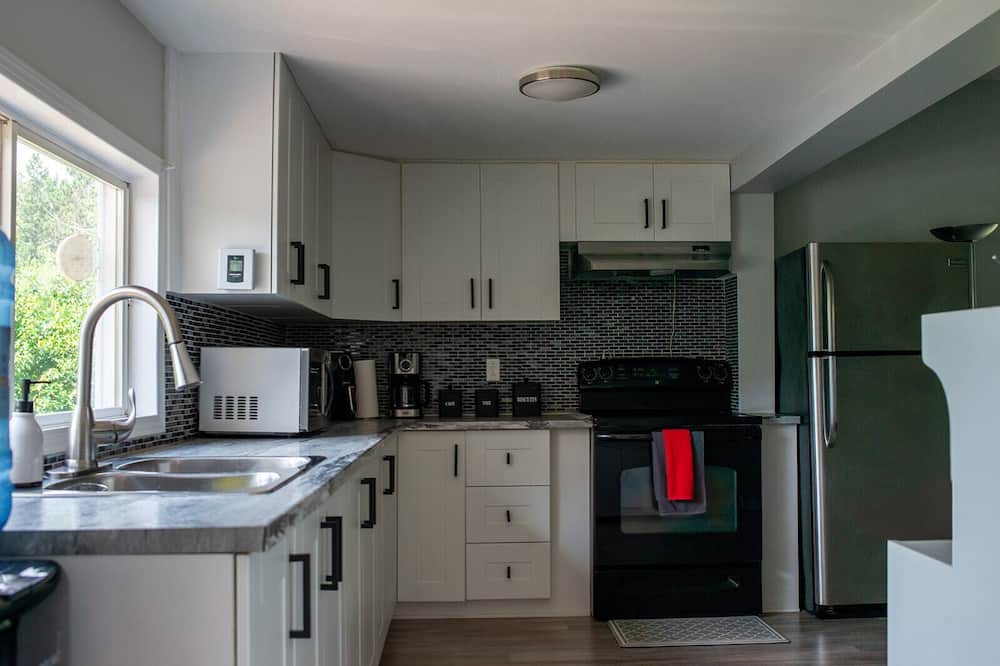 Namur Cottage | Detente Namur, a delightful two-bedroom chalet nestled by a tranquil small lake