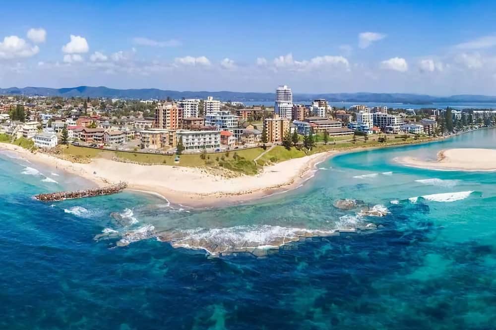 Berkeley Vale House | Ultimate Lakefront Luxury Pool Table Games Room