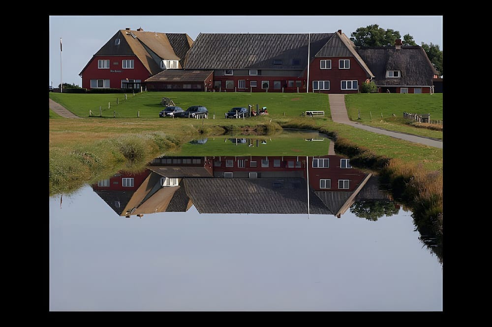 Hallig Langeneß Apartment | Apartment 'Fewo1 Wester - Hever' with Shared Terrace and Wi-Fi