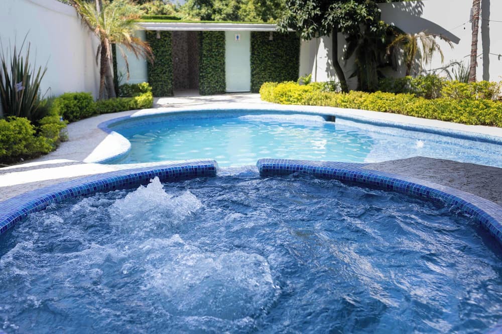 Santiago House | Luxurious Getaway with Private Pool & Garden