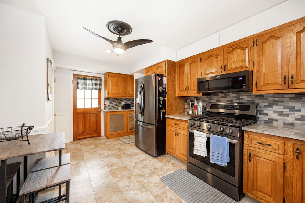 Phoenixville House | 4 bedroom 5 bed 2 bath with jacuzzi tub and steam sauna in Phoenixville AC, WiFi