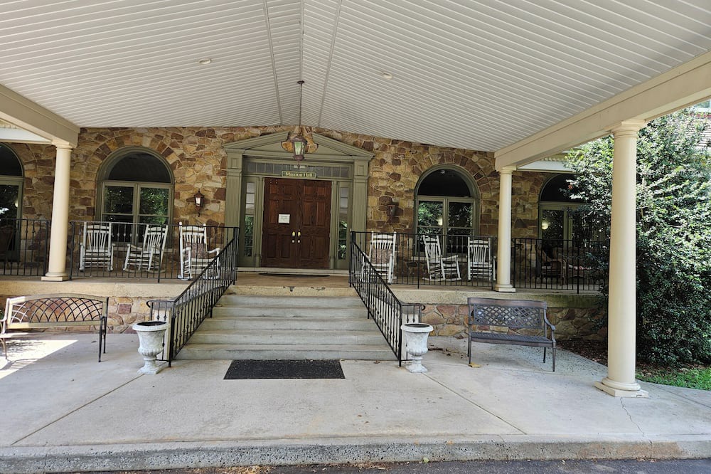 Valley Forge House | Cozy hotel in charming Phoenixville with WiFi, AC