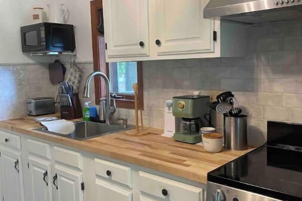 Drewsville House | Cozy private studio -full kitchen and bathnn