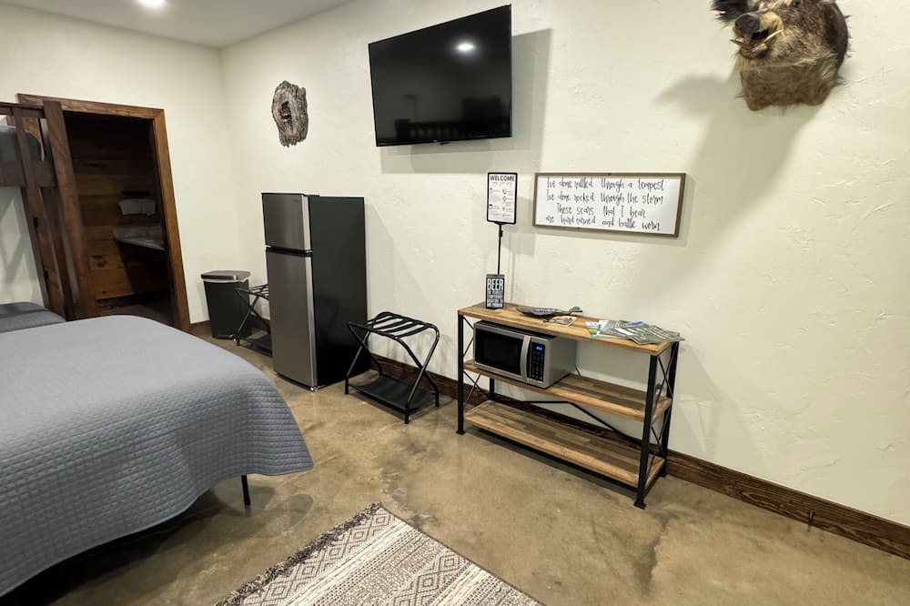 Palestine Cabin | Secluded Cozy Cabin in the East Texas Woods 20 mins. to Polar Express 1 of 2