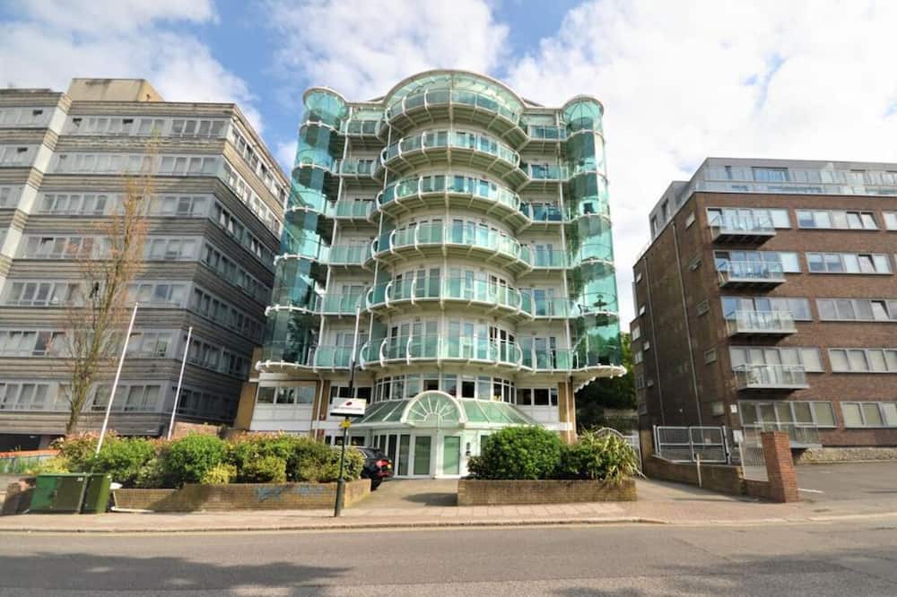 Oakleigh Apartment | Spacious 2 bed North London flat with balcony and parking, sleeps 5