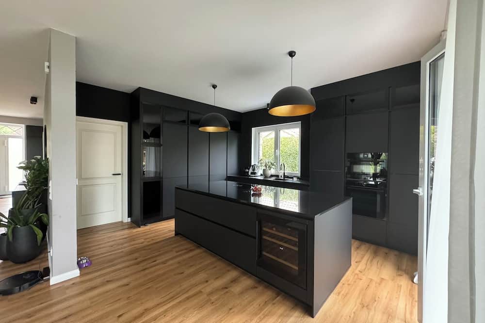 Tornesch Villa | Extravagant family home with parking, fireplace & garden - pet-friendly