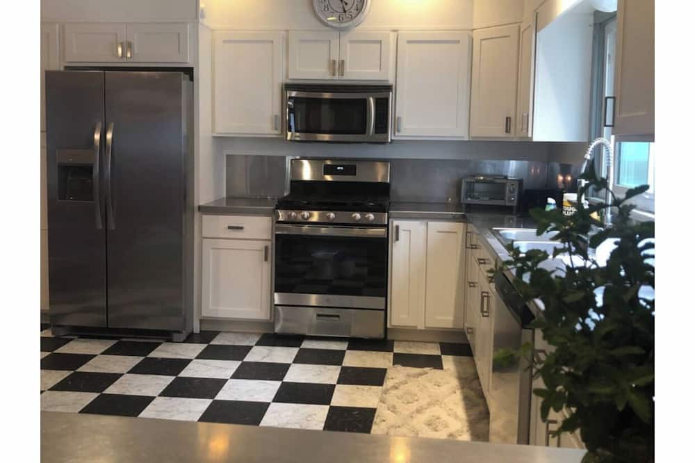Brookville House | Charming 4 bedroom, 3 bath walking distance to restaurant & downtown Brookville
