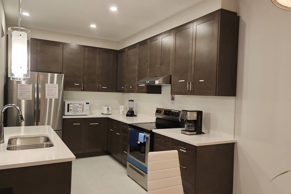 Ottawa Division House | Classy & Modern 4 Bedroom & 3.5 Bath w/SelfCheck-In+Kitchen & Parking-Ottawa