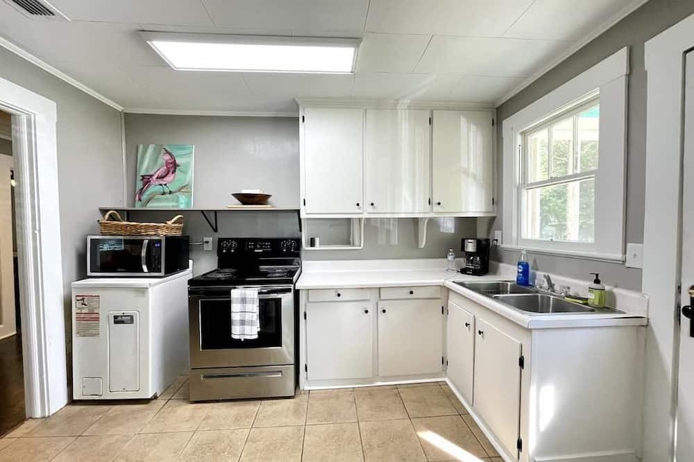 Douglas House | The Redbird - Charming 3-bedroom bungalow with All the Basics in Douglas